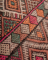 Moderner, handgefertigter Berber-Teppich aus Marokko. Vintage Kelim Teppich mit wunderschönen Designs und robustem Flachgewebe aus Wolle.