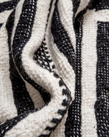 Moderner, handgefertigter Berberteppich aus Marokko. Flachgewebter Kelim-Teppich in schwarz-weißem Design. Aus 100 % Wolle.