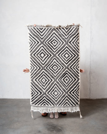 Moderner, handgefertigter Berberteppich aus Marokko. Flachgewebter Kelim-Teppich in schwarz-weißem Design. Aus 100 % Wolle.