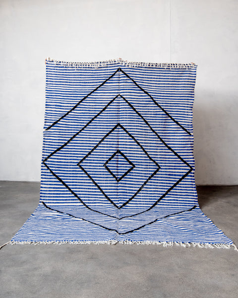 Moderner, handgefertigter Berberteppich aus Marokko. Flachgewebter Kelim-Teppich im blauen, weißen und schwarzen Design. Aus Schafwolle.
