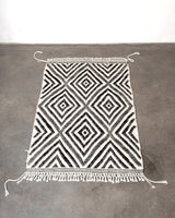 Moderner, handgefertigter Berber-Läuferteppich aus Marokko. Flachgewebter Kelim-Teppich in schwarz-weißem Design. Aus 100 % Wolle.