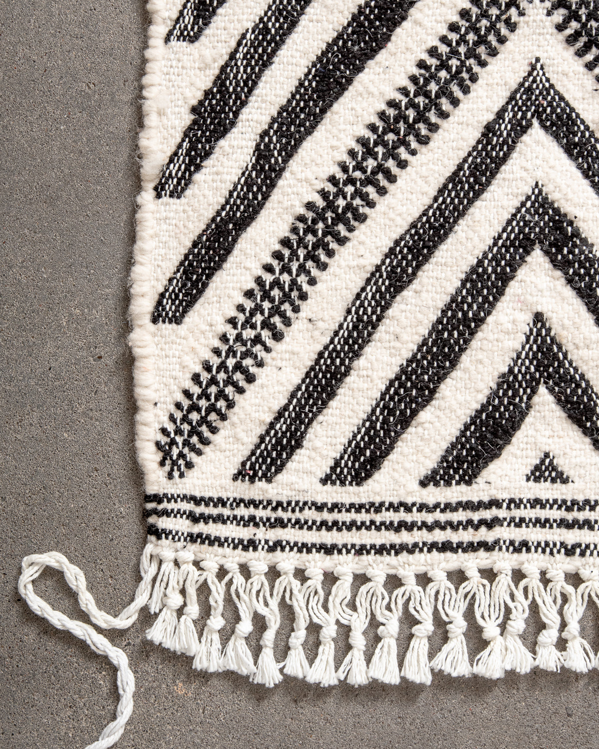 Modern, handcrafted Berber runner rug from Morocco. Flat-woven Kelim carpet in black and white design. Made of 100% wool.