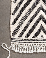 Moderner, handgefertigter Berber-Läuferteppich aus Marokko. Flachgewebter Kelim-Teppich in schwarz-weißem Design. Aus 100 % Wolle.