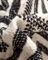 Moderner, handgefertigter Berber-Läuferteppich aus Marokko. Flachgewebter Kelim-Teppich in schwarz-weißem Design. Aus 100 % Wolle.