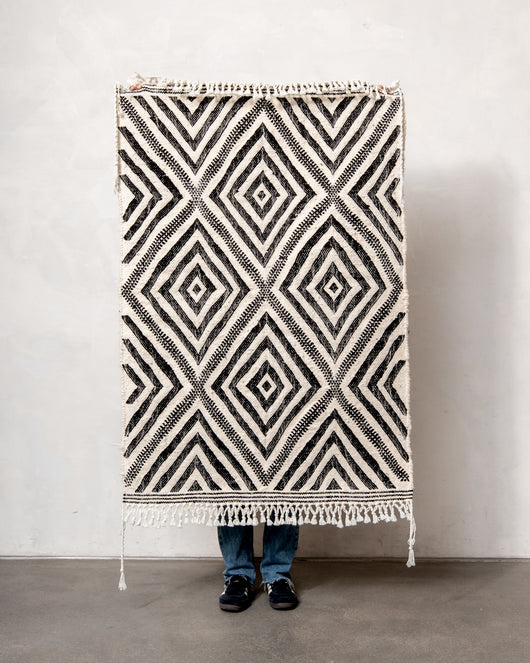 Moderner, handgefertigter Berber-Läuferteppich aus Marokko. Flachgewebter Kelim-Teppich in schwarz-weißem Design. Aus 100 % Wolle.