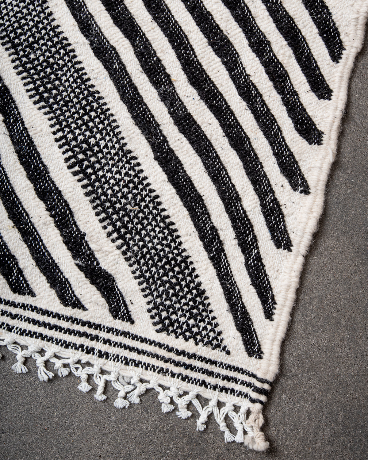 Modern, handcrafted Berber rug from Morocco. Flat-woven Kelim carpet in black and white design. Made of 100% wool.