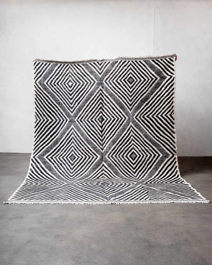Modern, handcrafted Berber rug from Morocco. Flat-woven Kelim carpet in black and white design. Made of 100% wool.