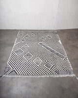 Moderner, handgefertigter Berberteppich aus Marokko. Flachgewebter Kelim-Teppich in schwarz-weißem Design. Aus 100 % Wolle.