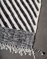 Moderner, handgefertigter Berberteppich aus Marokko. Flachgewebter Kelim-Teppich in schwarz-weißem Design. Aus 100 % Wolle.