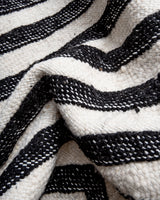 Moderner, handgefertigter Berberteppich aus Marokko. Flachgewebter Kelim-Teppich in schwarz-weißem Design. Aus 100 % Wolle.