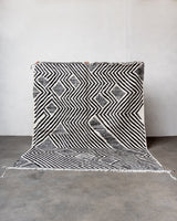Moderner, handgefertigter Berberteppich aus Marokko. Flachgewebter Kelim-Teppich in schwarz-weißem Design. Aus 100 % Wolle.