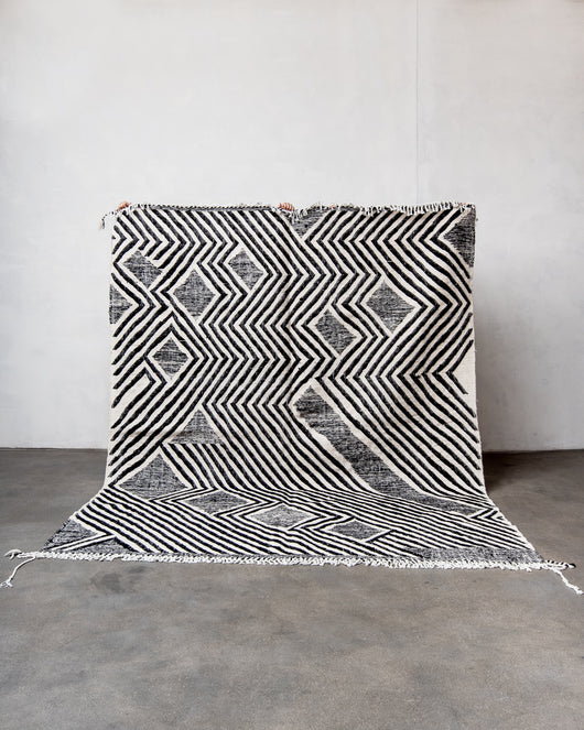 Moderner, handgefertigter Berberteppich aus Marokko. Flachgewebter Kelim-Teppich in schwarz-weißem Design. Aus 100 % Wolle.