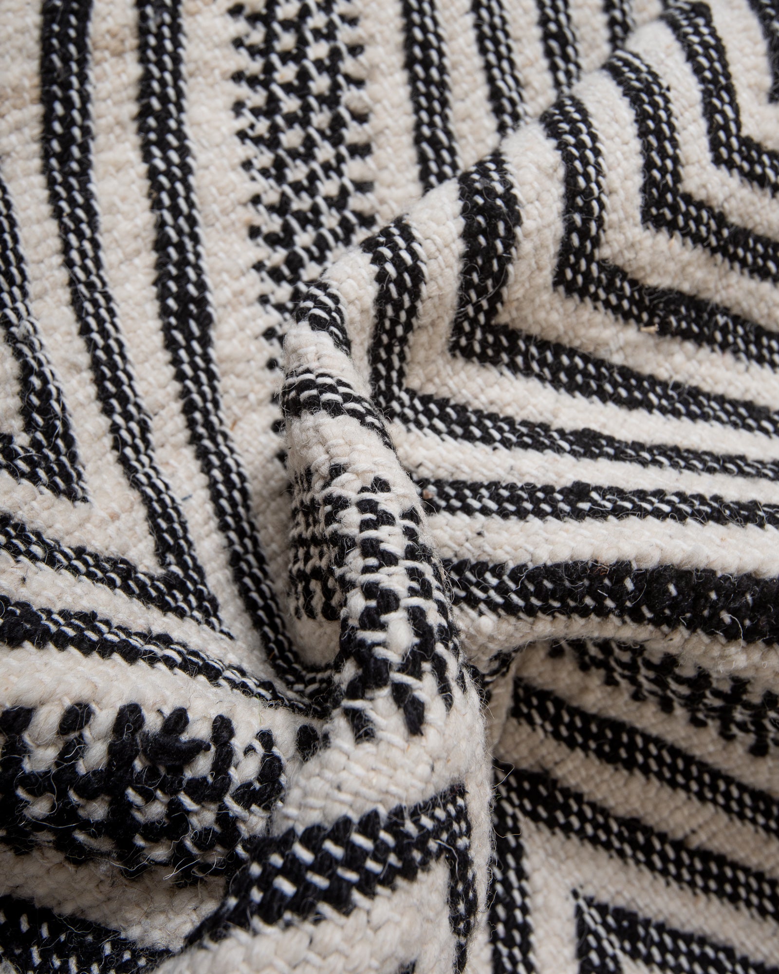 Modern, handcrafted Berber rug from Morocco. Flat-woven Kelim carpet in black and white design. Made of 100% wool.