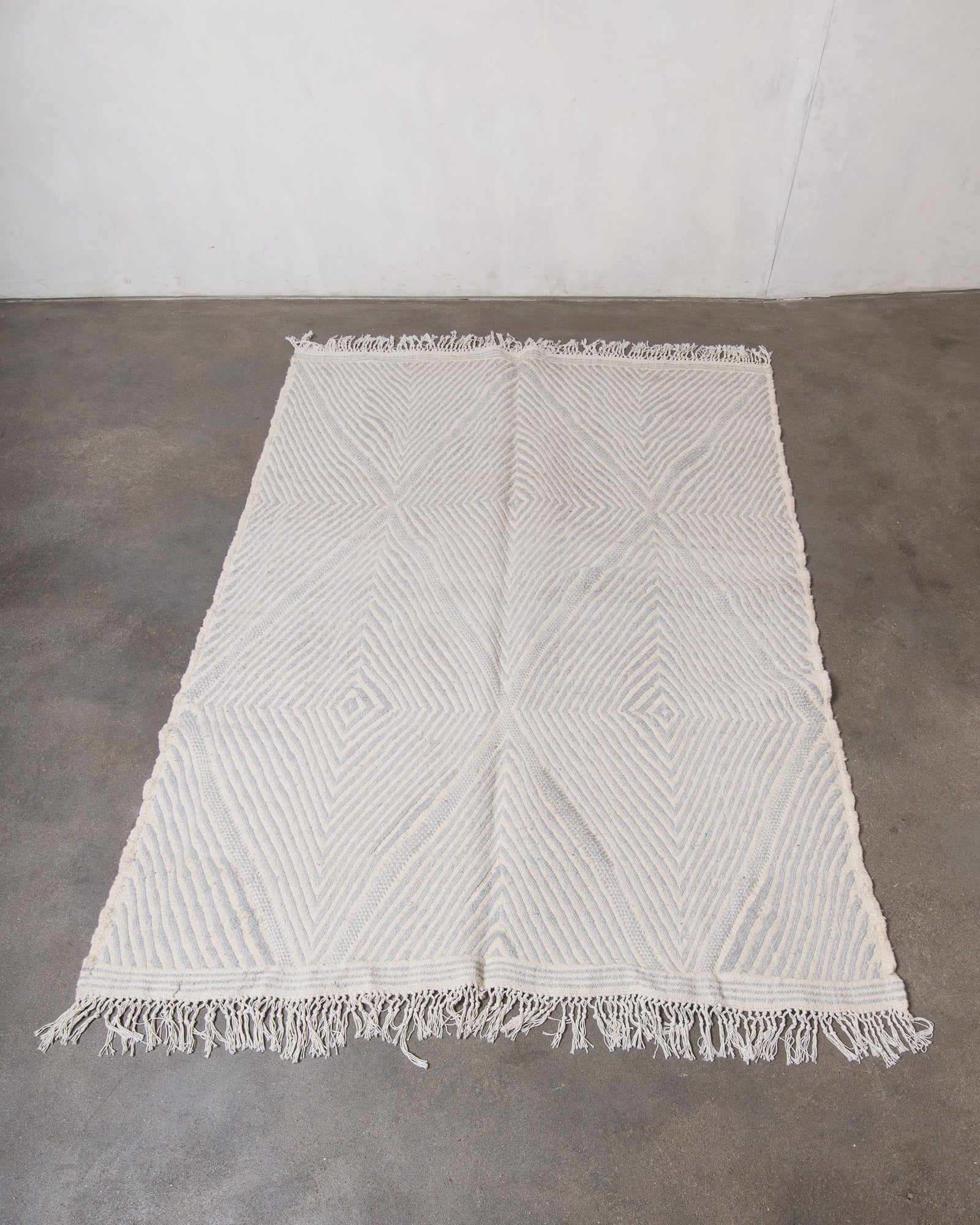 Modern, handcrafted Berber rug from Morocco. Flat-woven Kelim carpet in grey and white design. Made of 100% wool.