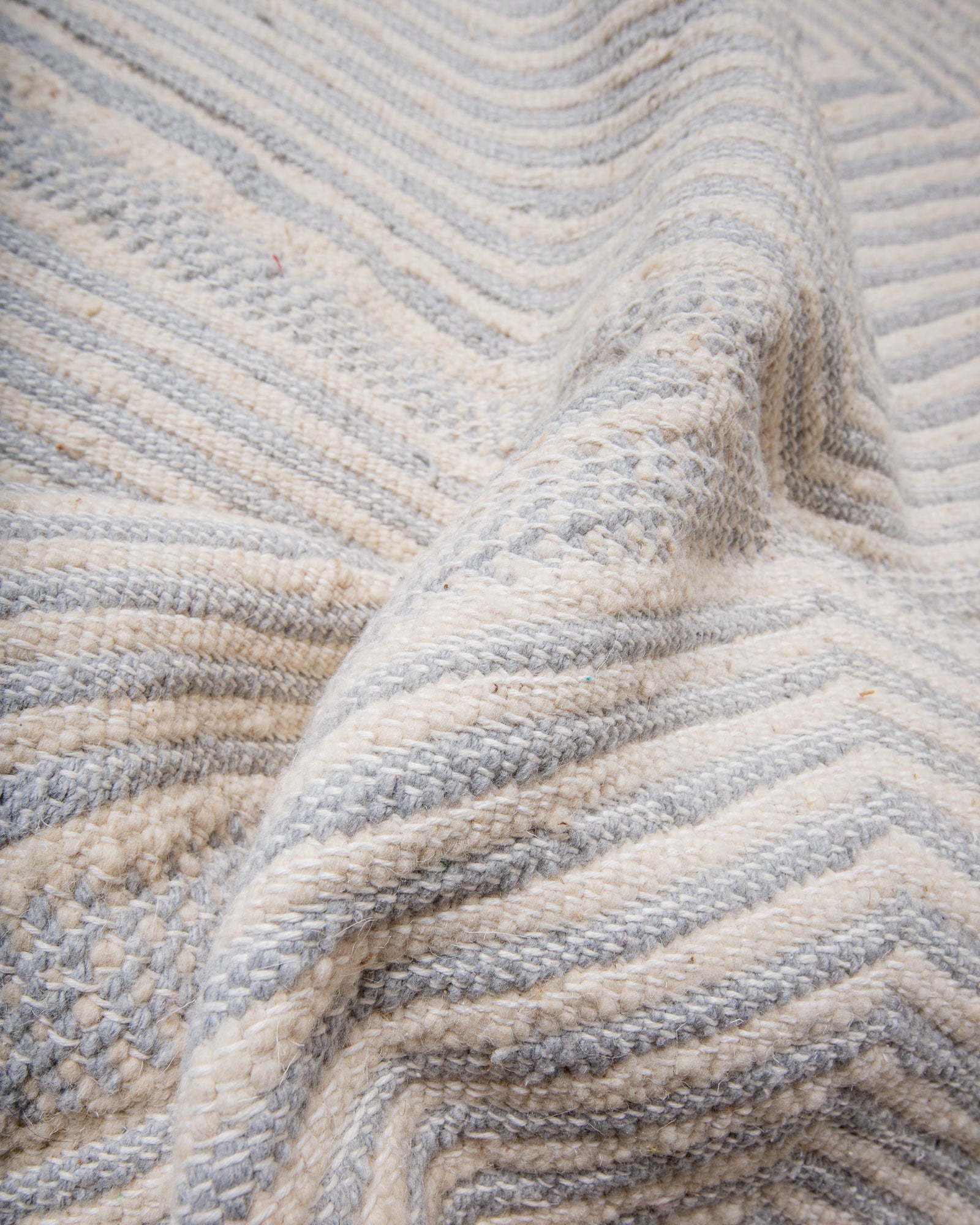 Modern, handcrafted Berber rug from Morocco. Flat-woven Kelim carpet in grey and white design. Made of 100% wool.