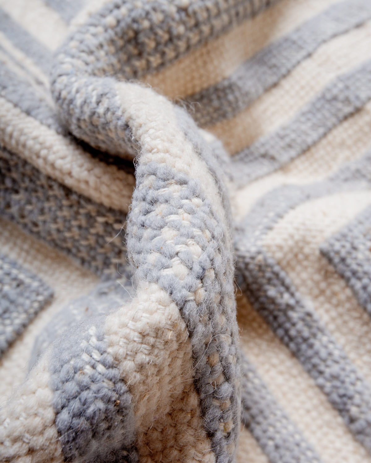 Modern, handcrafted Berber rug from Morocco. Flat-woven Kelim carpet in grey and white design. Made of 100% wool.