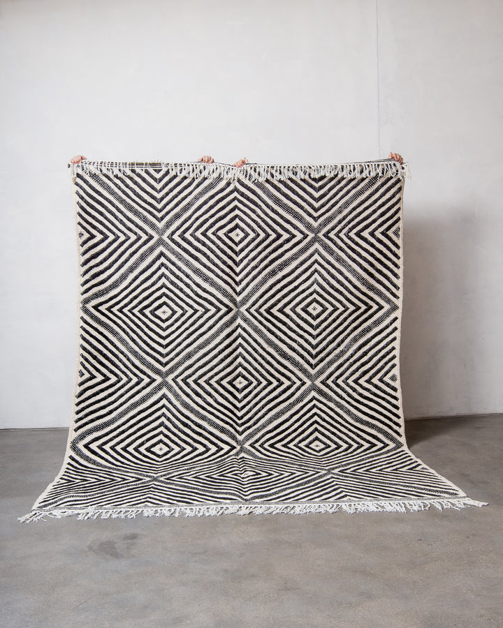 Modern, handcrafted Berber rug from Morocco. Flat-woven Kelim carpet in black and white design. Made of 100% wool.