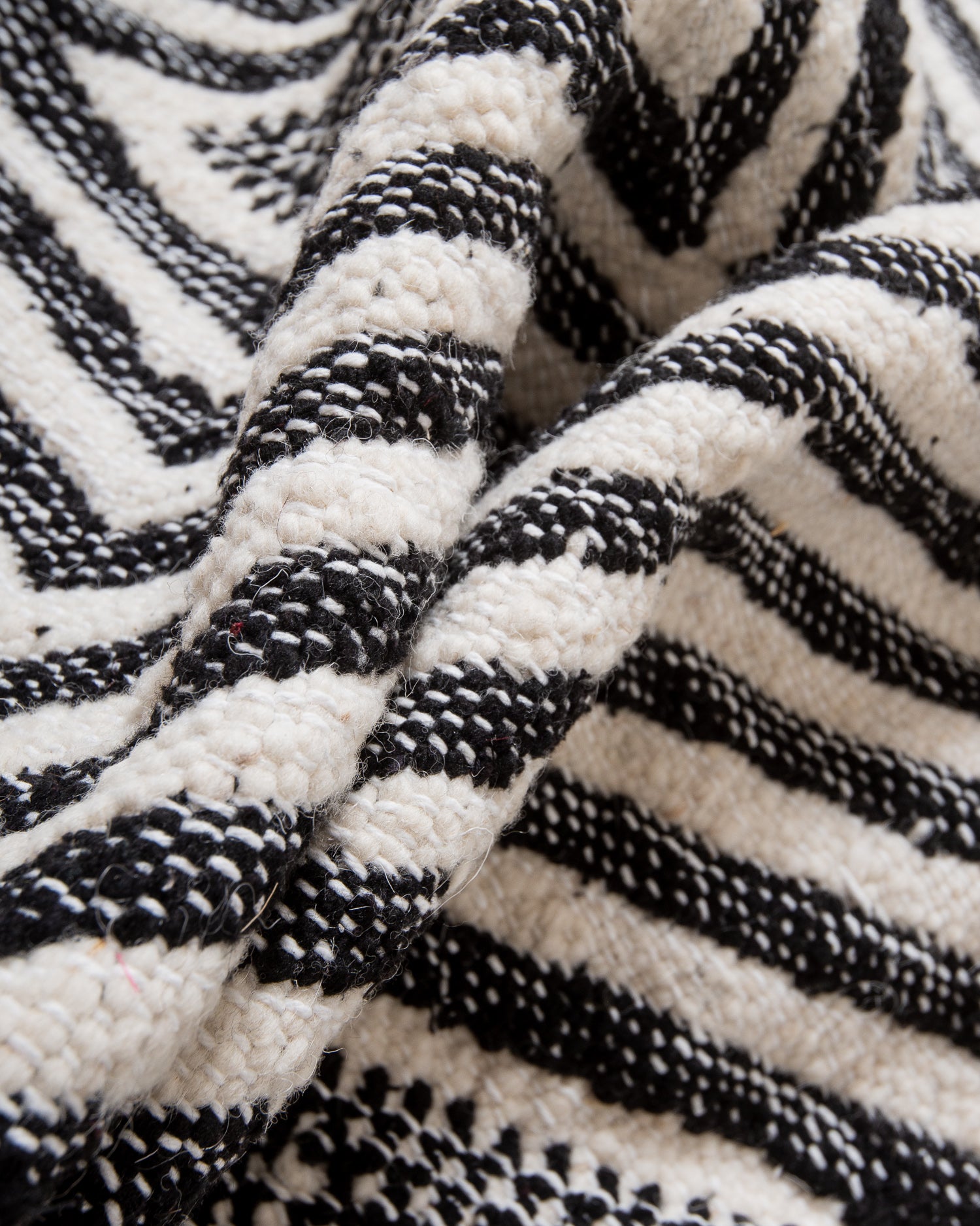 Modern, handcrafted Berber rug from Morocco. Flat-woven Kelim carpet in black and white design. Made of 100% wool.