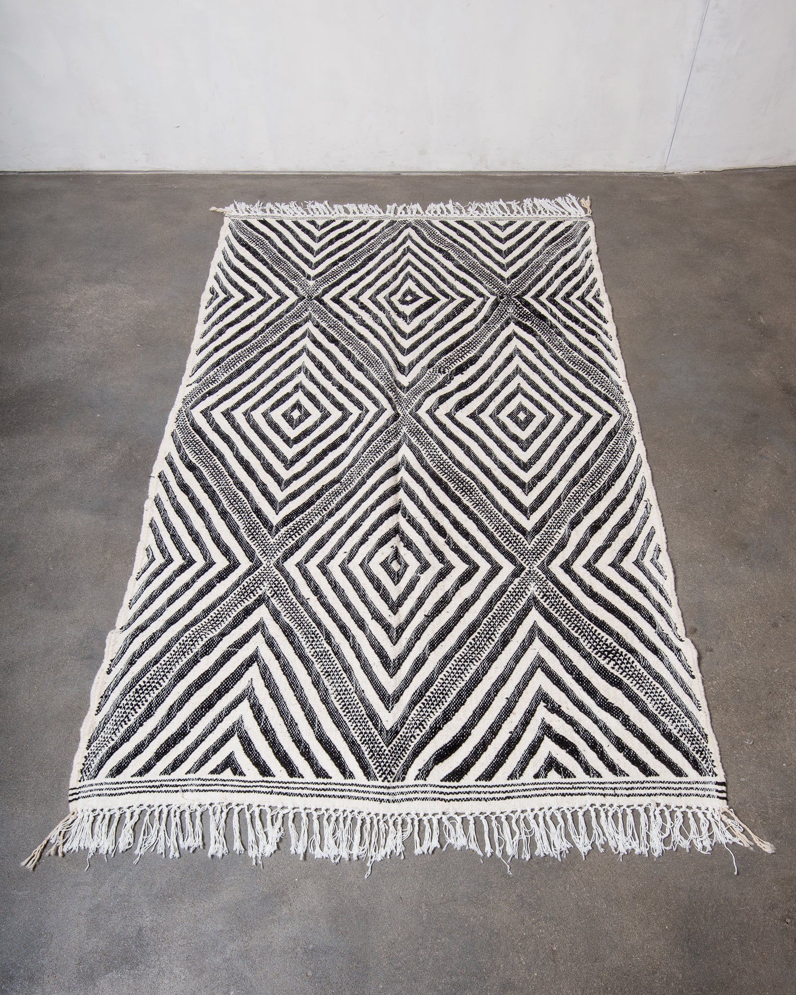 Modern, handcrafted Berber rug from Morocco. Flat-woven Kelim carpet in black and white design. Made of 100% wool.