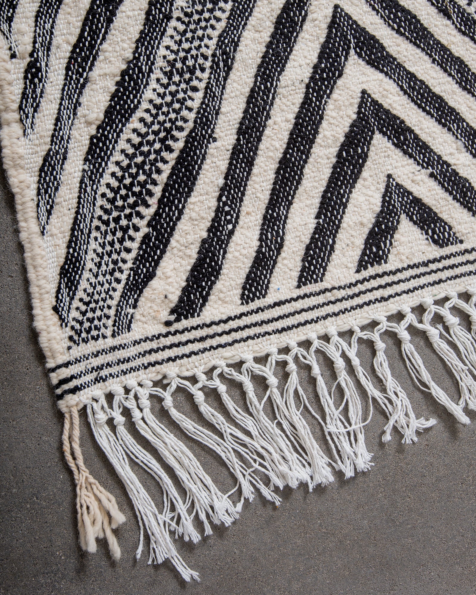 Modern, handcrafted Berber rug from Morocco. Flat-woven Kelim carpet in black and white design. Made of 100% wool.