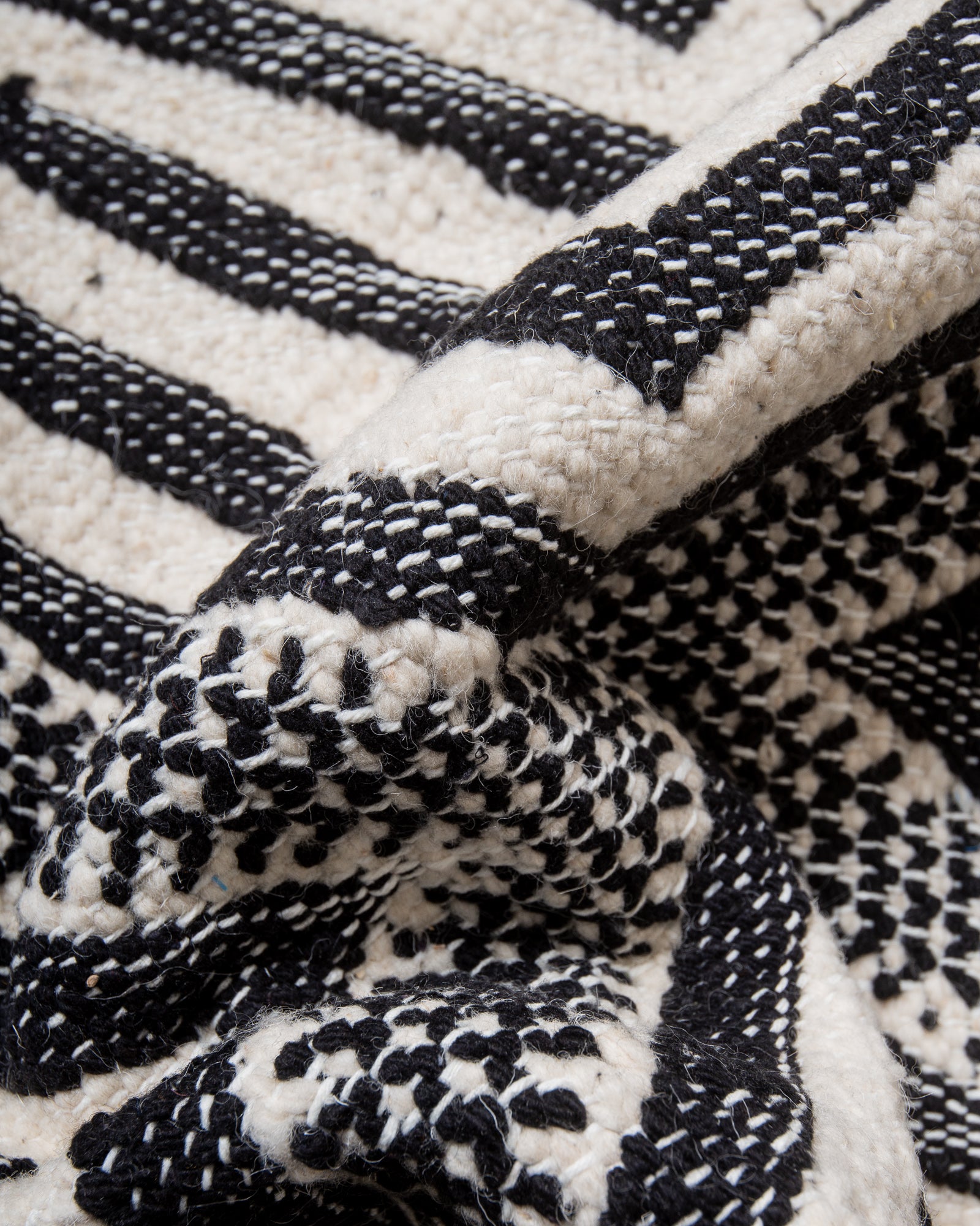 Modern, handcrafted Berber rug from Morocco. Flat-woven Kelim carpet in black and white design. Made of 100% wool.