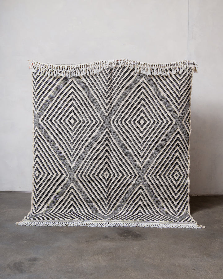 Modern, handcrafted Berber rug from Morocco. Flat-woven Kelim carpet in black and white design. Made of 100% wool.