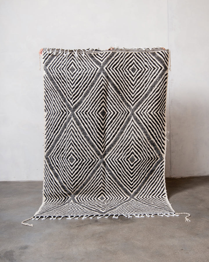 Modern, handcrafted Berber rug from Morocco. Flat-woven Kelim carpet in black and white design. Made of 100% wool.