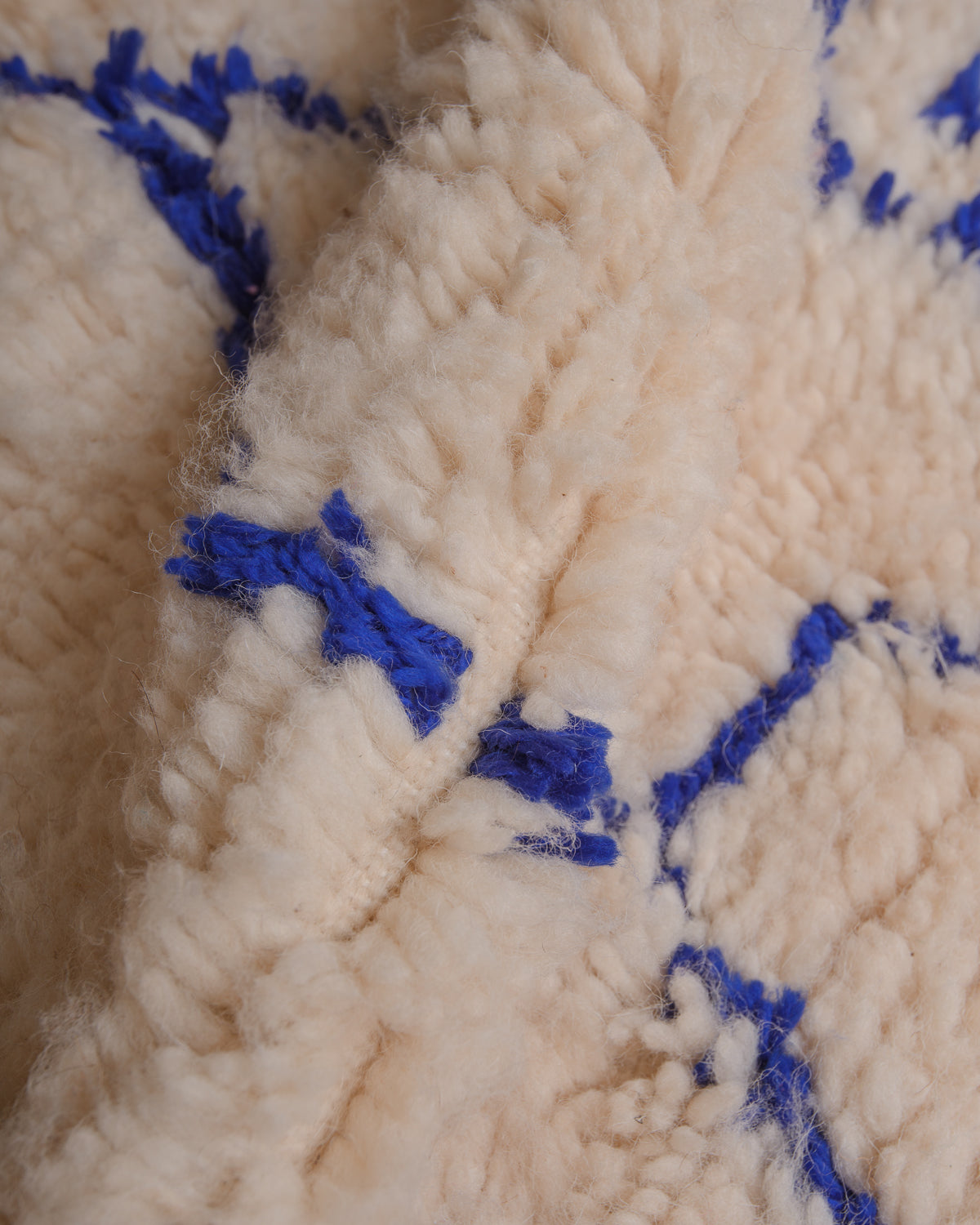 Close up of azilal rug showing gap between rows. 