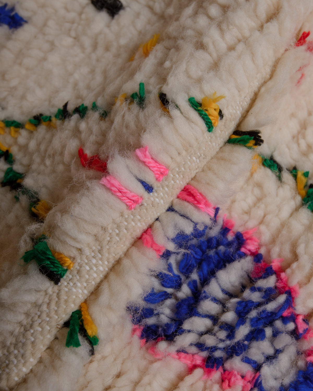 Close up of azilal rug showing gap between rows. 