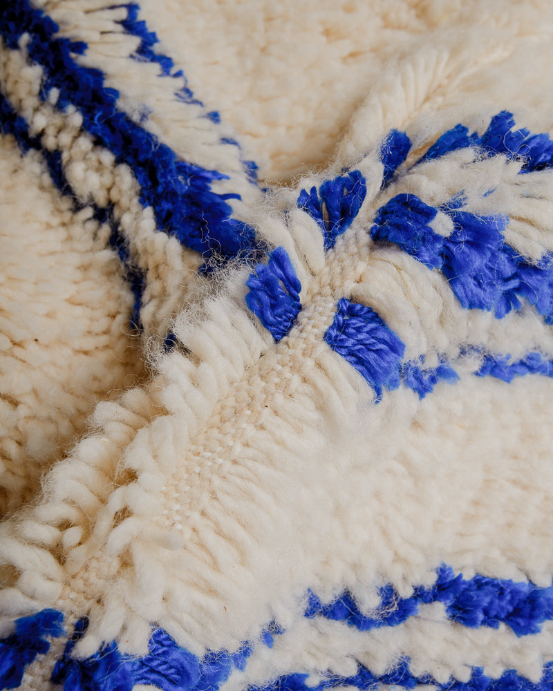 Close up of azilal rug showing gap between rows. 