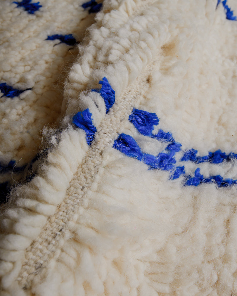 Close up of azilal rug showing gap between rows. 