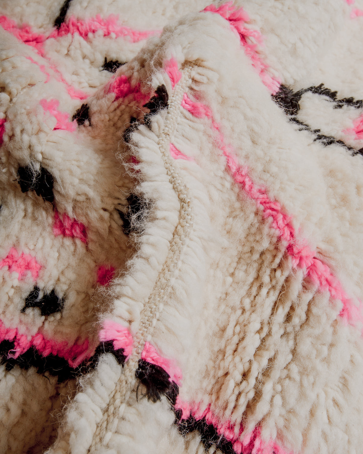 Close up of azilal rug showing gap between rows. 