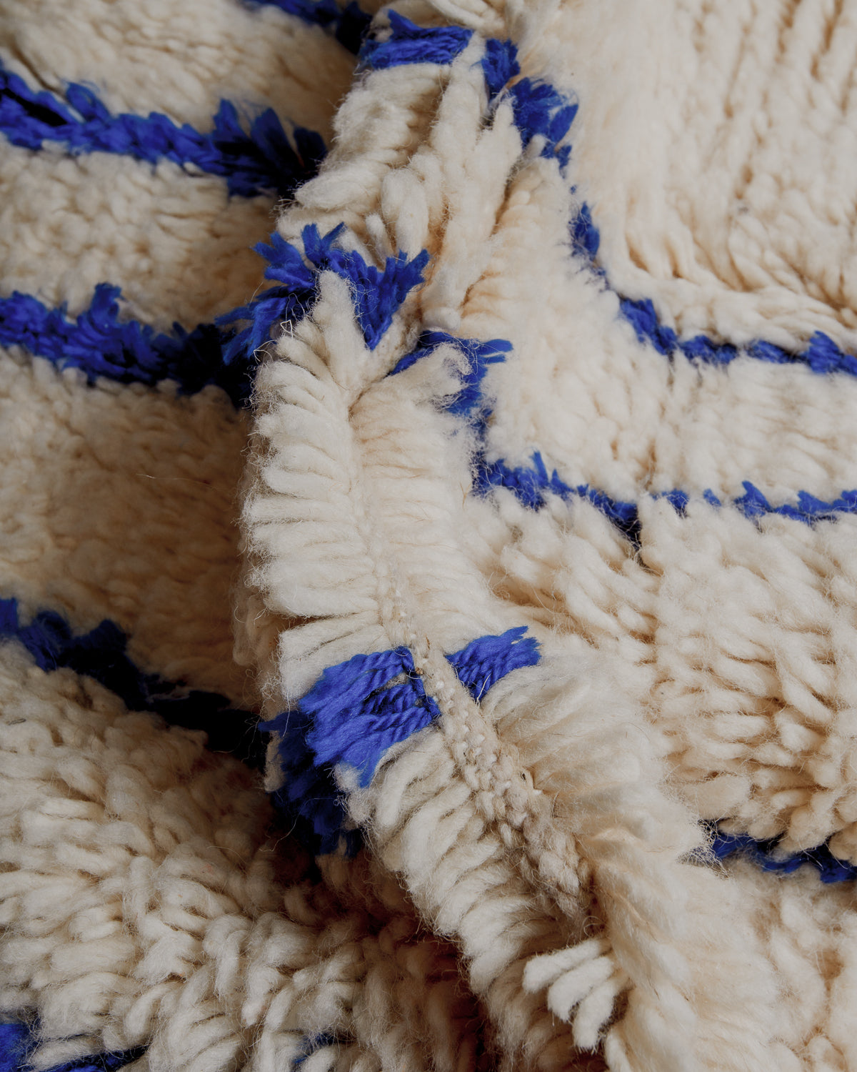 Close up of azilal rug showing gap between rows. 