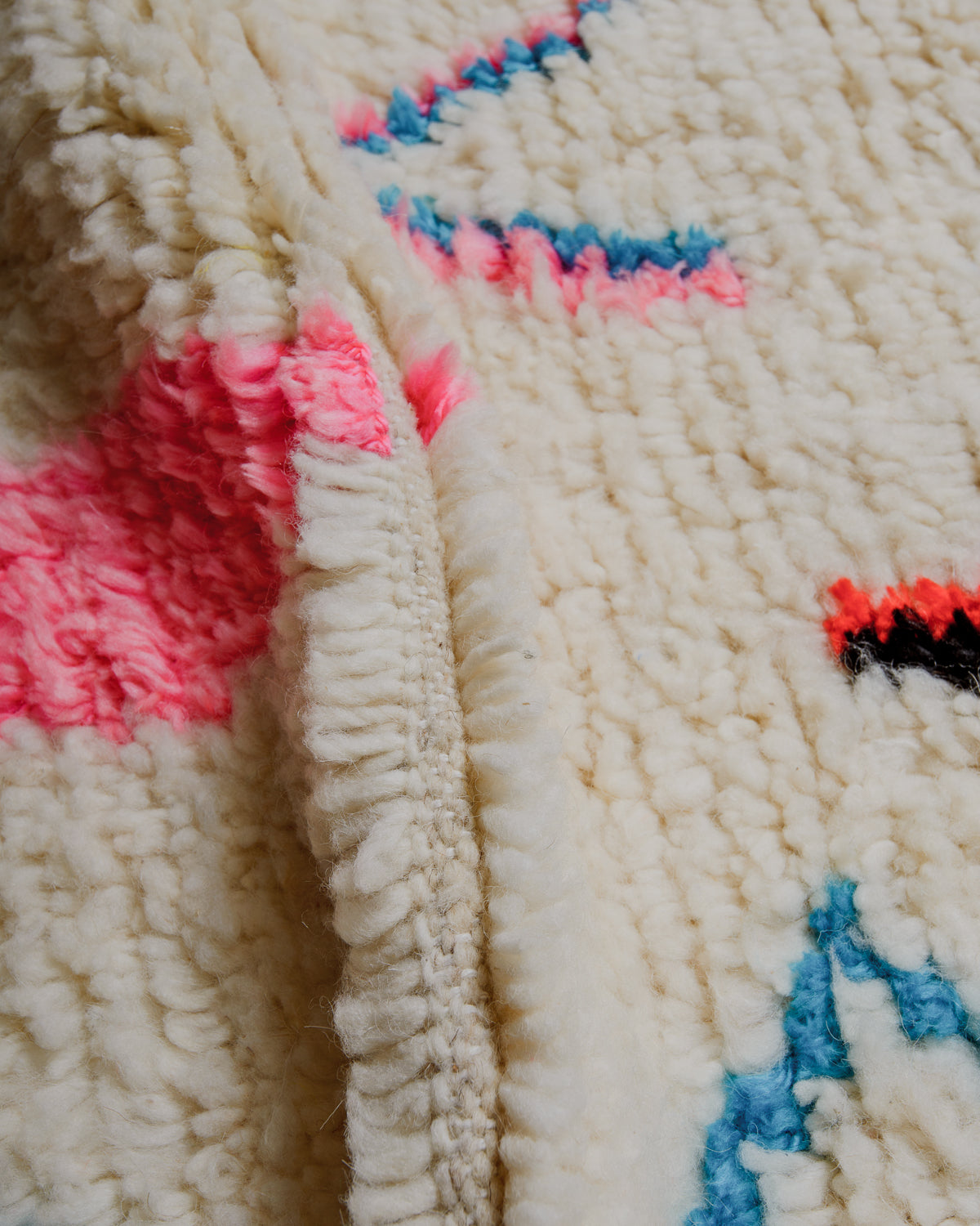 Close up of azilal rug showing gap between rows. 
