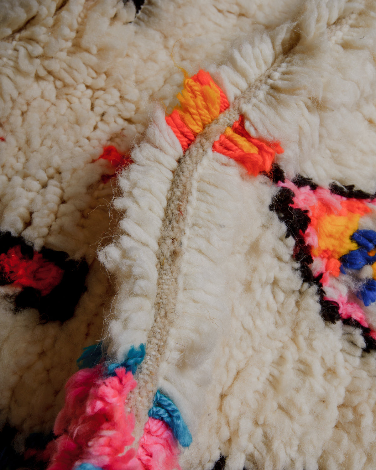 Close up of azilal rug showing gap between rows. 