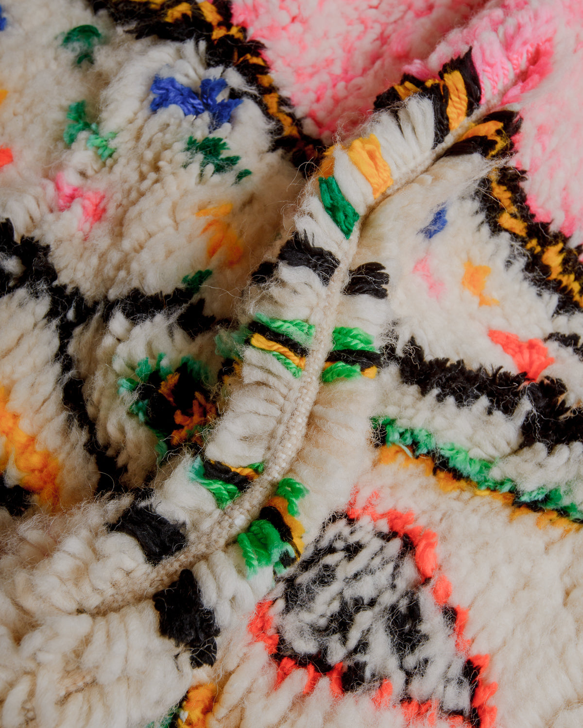 Close up of azilal rug showing gap between rows. 