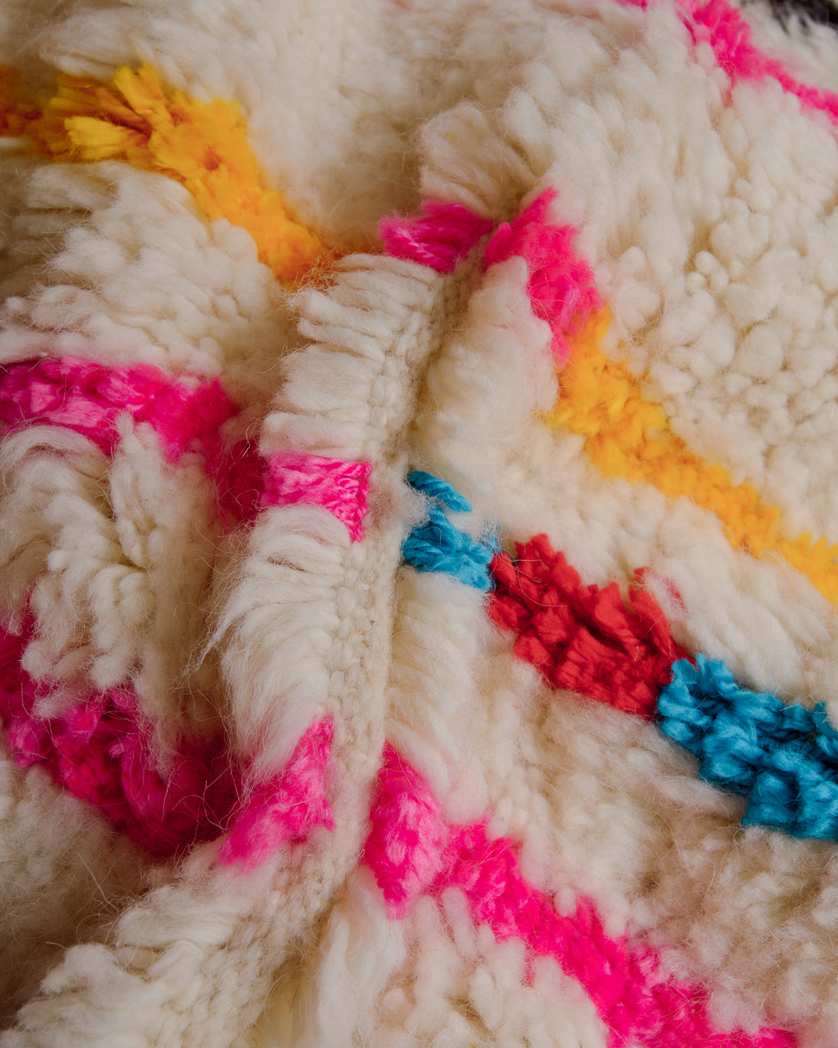 Close up of Azilal rug showing the extra row between the knots.