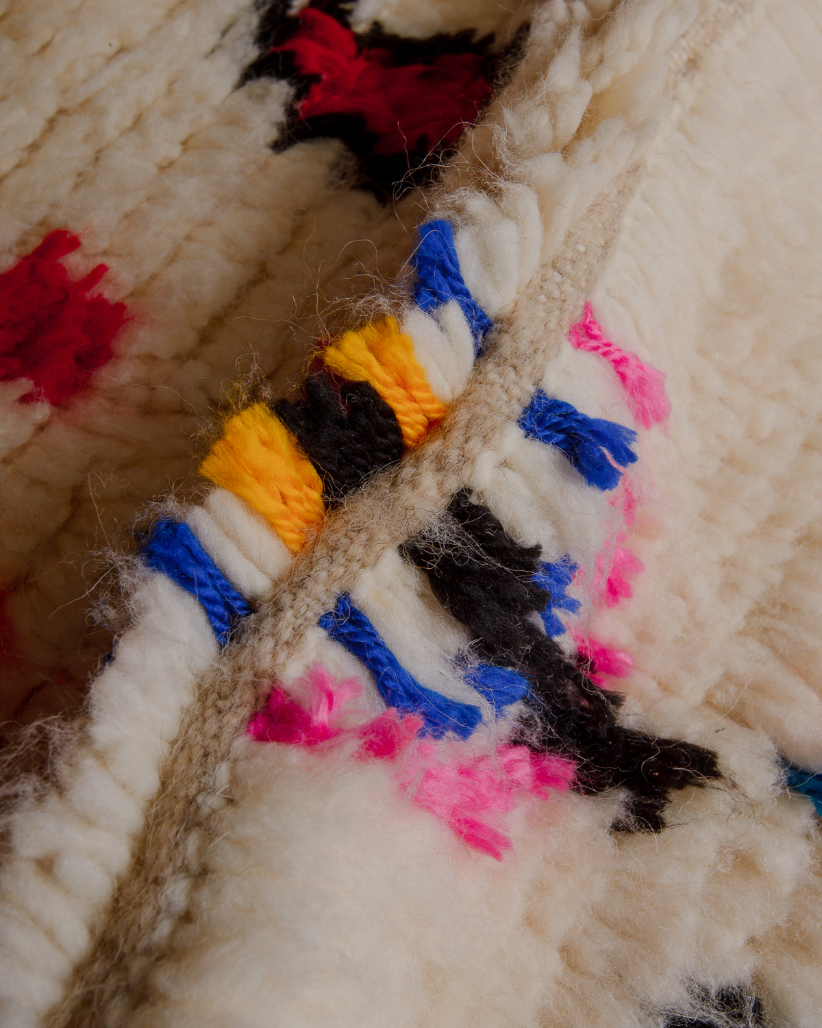 Close up of azilal rug showing gap between rows. 