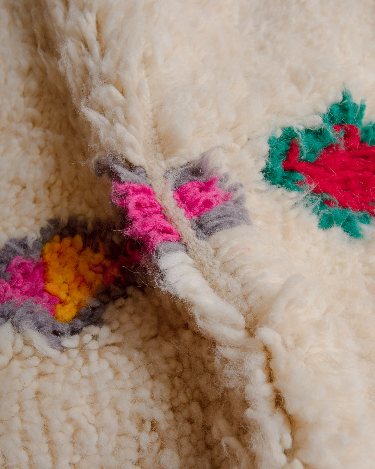 Close up of azilal rug showing gap between rows. 