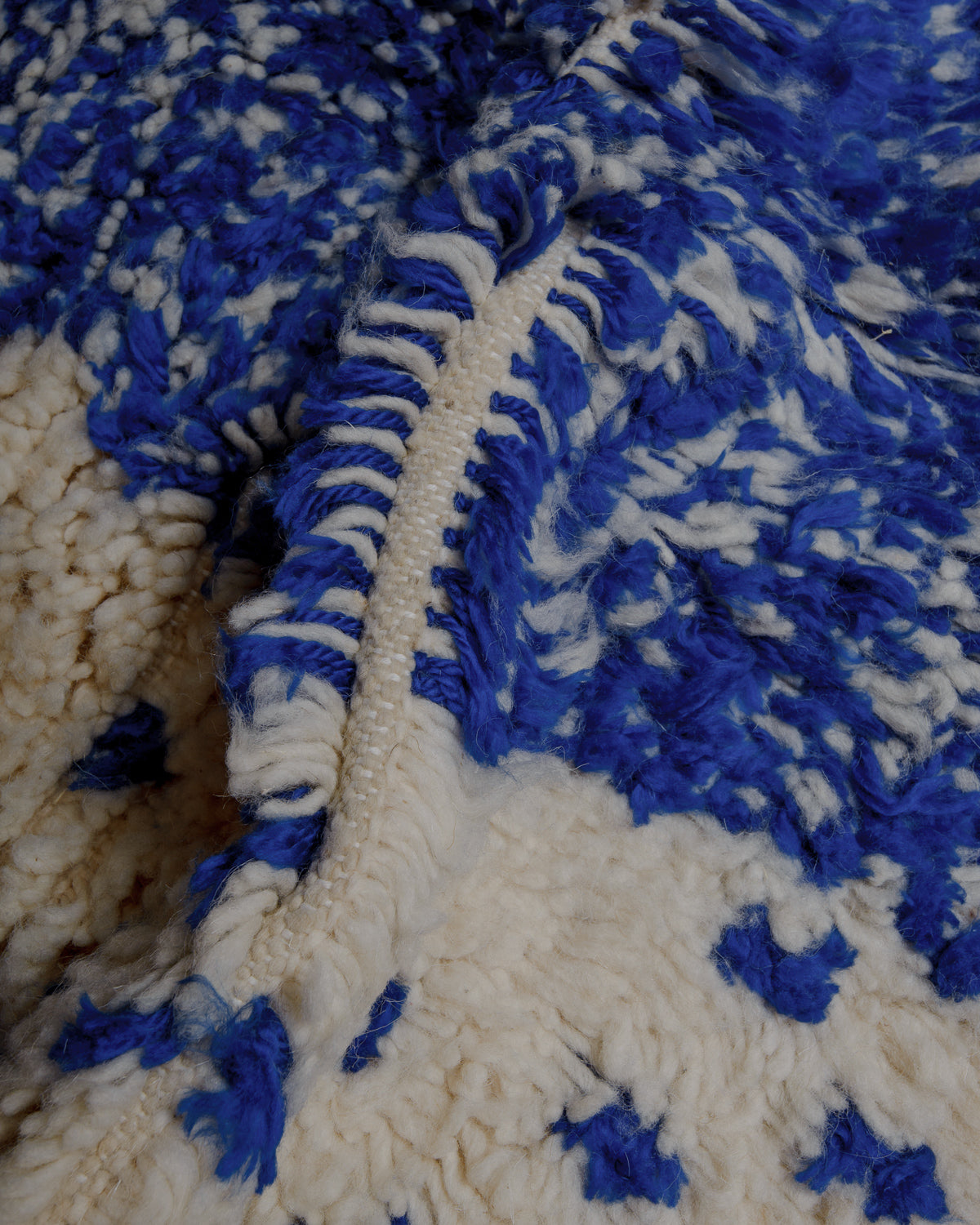Close up of Azilal rug showing the extra row between the knots.