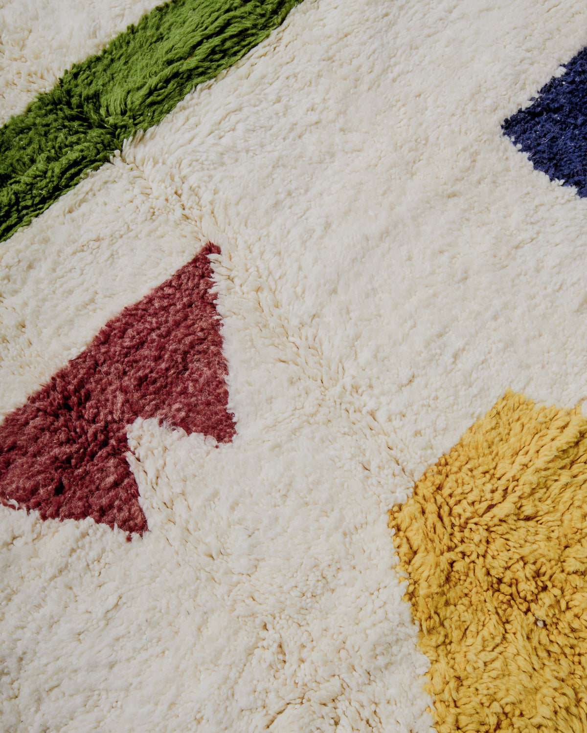 surface of rug showing different colours in more detail. 