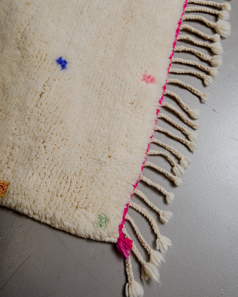 Edge of Berberlin finest rug with pink finish and natural wool tassels. 