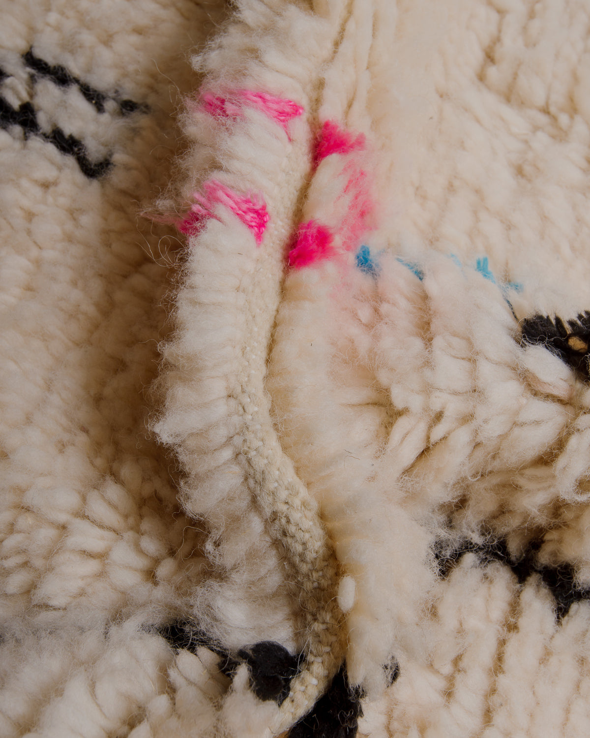 Close up of Azilal rug showing the extra row between the knots.
