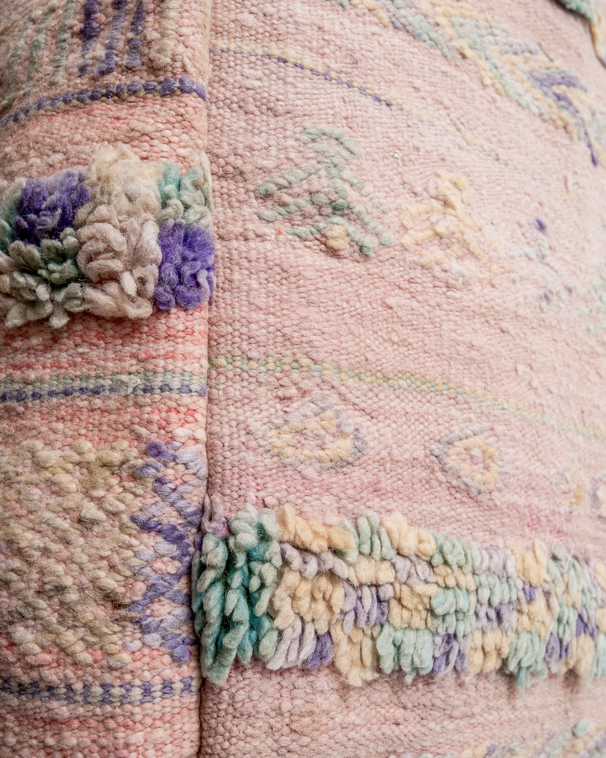 Vintage, handcrafted Berber floor cushion from Morocco. Kelim pouf with beautiful designs and robust flat weave. 100% wool.