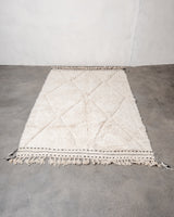Moderner, handgefertigter Berber-Teppich aus Marokko. Beniourain-Teppich mit minimalistischem Design, natürlichem Wollflor und flauschiger Textur.