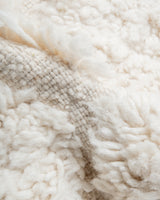 Moderner, handgefertigter Berber-Teppich aus Marokko. Beniourain-Teppich mit minimalistischem Design, natürlichem Wollflor und flauschiger Textur.