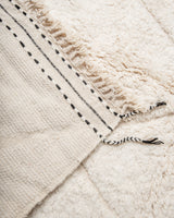 Moderner, handgefertigter Berber-Teppich aus Marokko. Beniourain-Teppich mit minimalistischem Design, natürlichem Wollflor und flauschiger Textur.