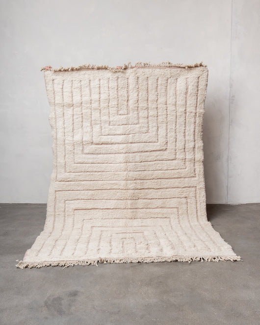 Moderner, handgefertigter Berber-Teppich aus Marokko. Beniourain-Teppich mit schönen Farben und Mustern und flauschiger Wollstruktur.