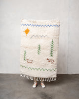 Moderner, handgefertigter Berber-Teppich aus Marokko. Beniourain-Teppich mit schönen Farben und Mustern und flauschiger Wollstruktur.