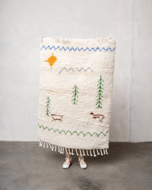 Moderner, handgefertigter Berber-Teppich aus Marokko. Beniourain-Teppich mit schönen Farben und Mustern und flauschiger Wollstruktur.